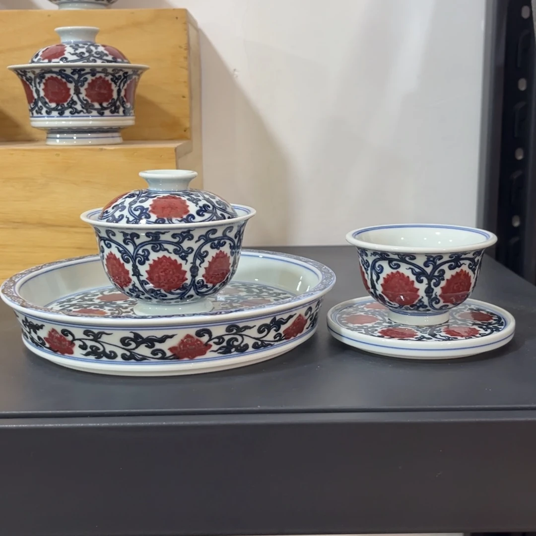 双钩线青花釉里红缠枝莲