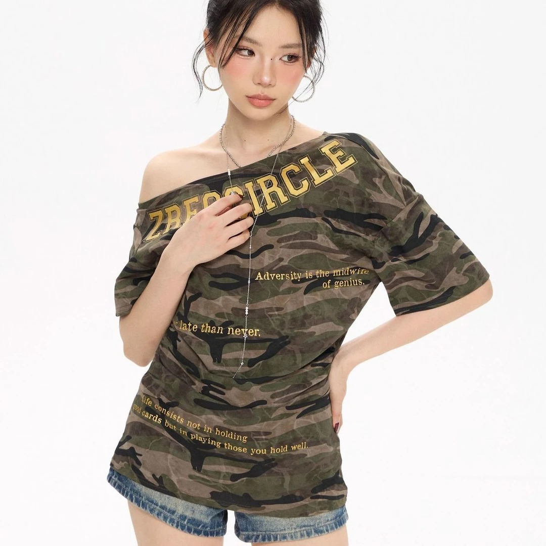 美式斜肩露肩迷彩短袖t恤女夏季设计感复古印花修身辣妹短款上衣