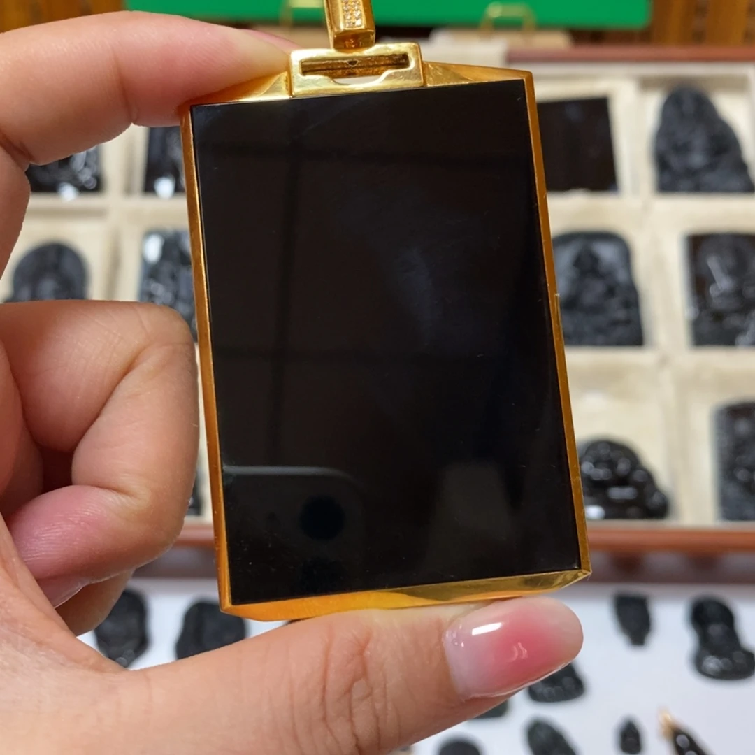 靳***军翡翠未镶嵌颈饰翡翠