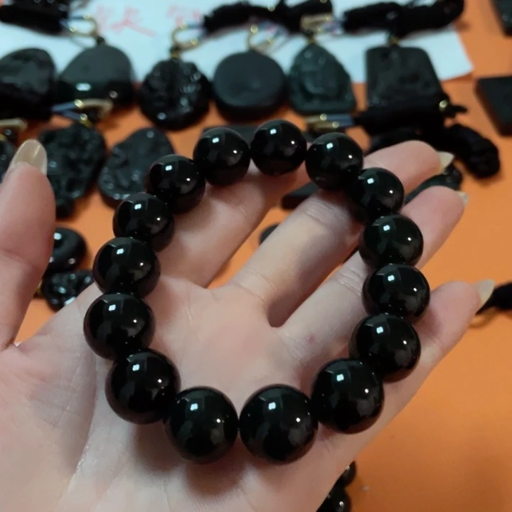 翡翠颈饰未镶嵌南**境