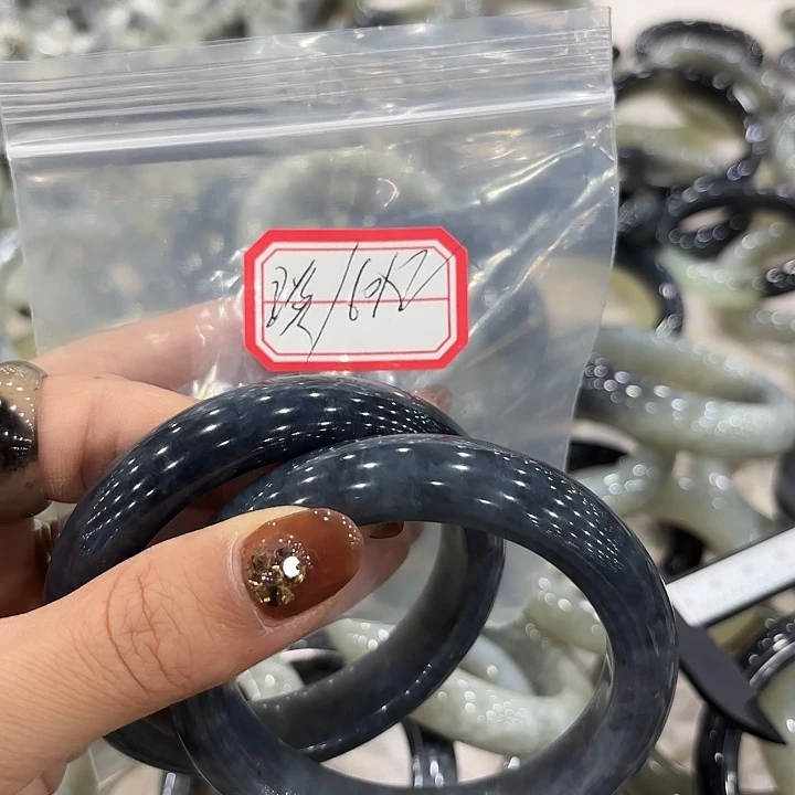 淡***…蛇纹石玉未镶嵌岫玉手镯