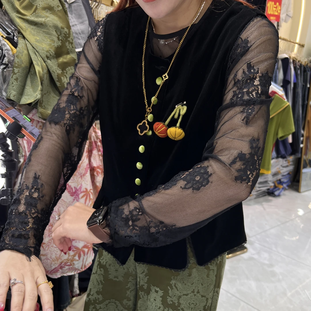 极简风女蕾丝打底衫