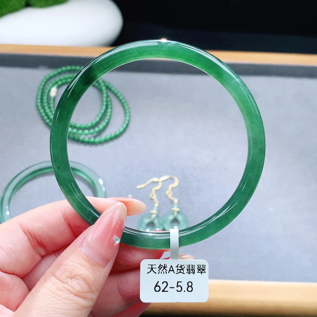 未镶嵌手镯（圆镯）翡翠