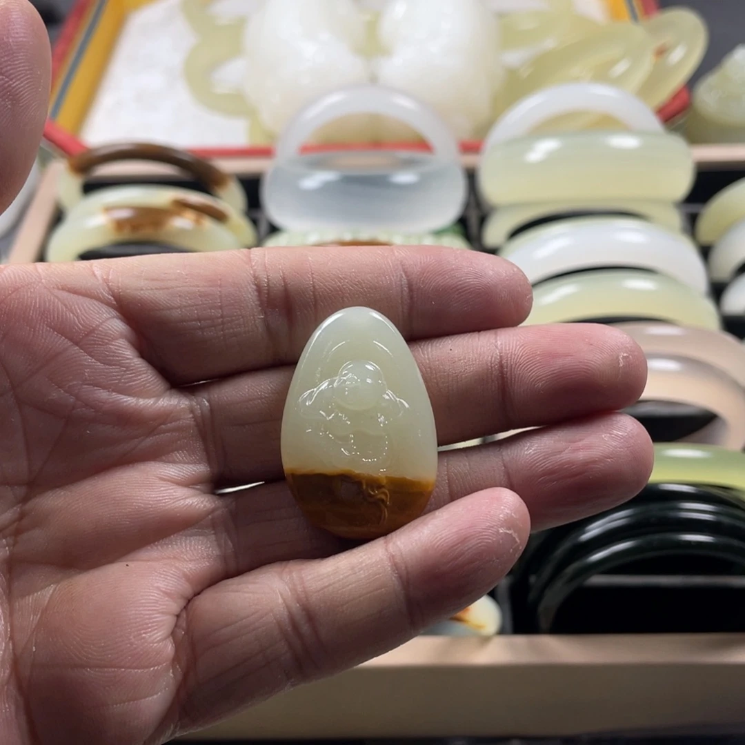 透闪石质玉吊坠(赠链)未镶嵌黄口带皮佛公