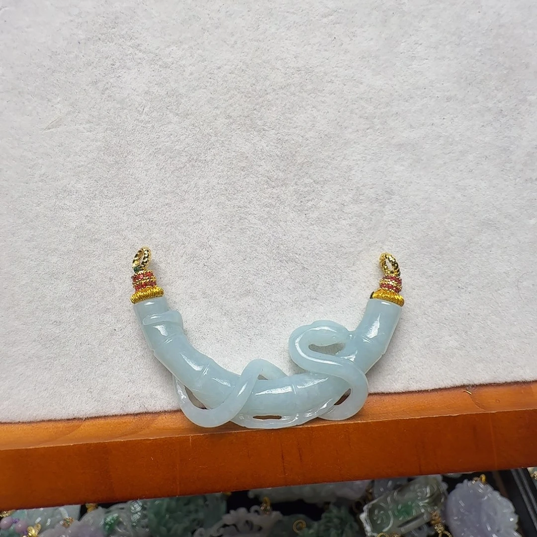 翡翠未镶嵌吊坠(赠链)