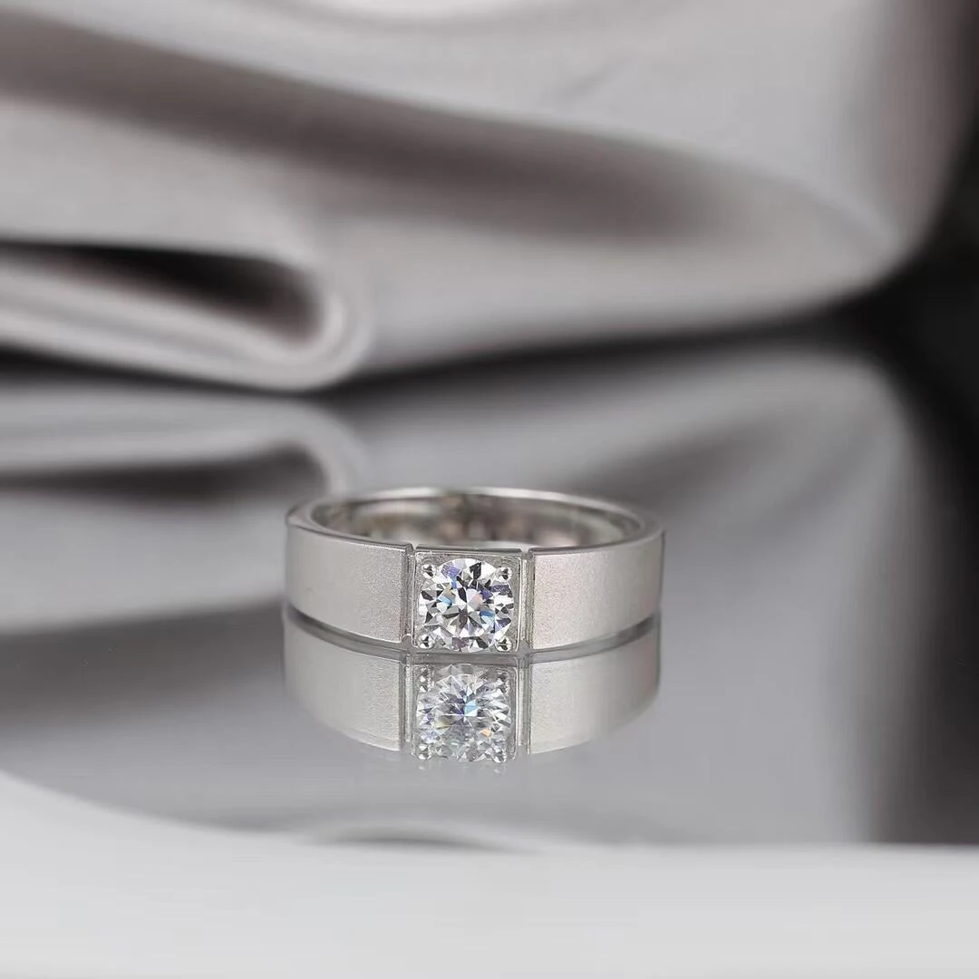 925银莫桑石银制品 新磨砂男戒0.5-1克拉轻奢时尚结婚经典情侣