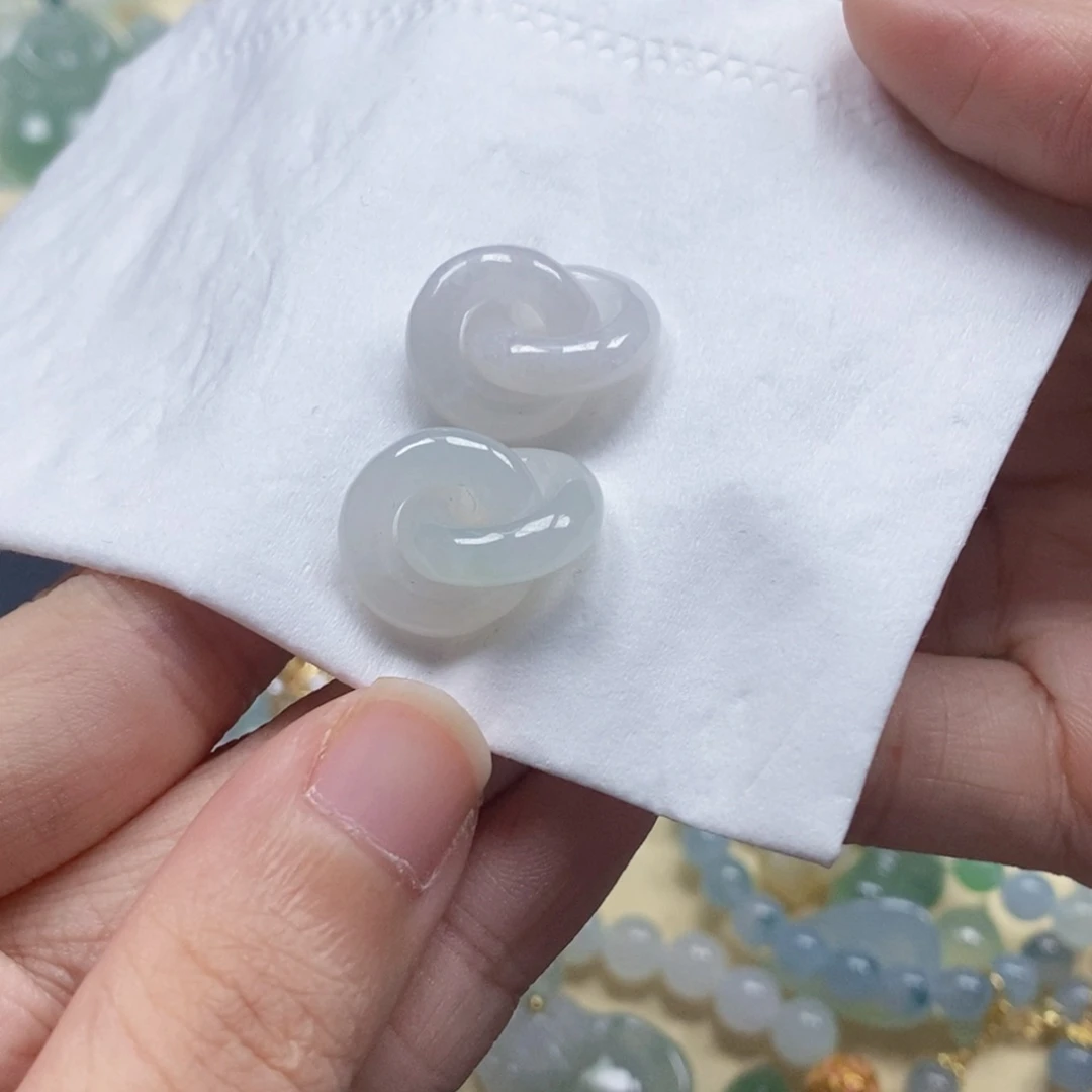 翡翠未镶嵌颈饰?****?闪