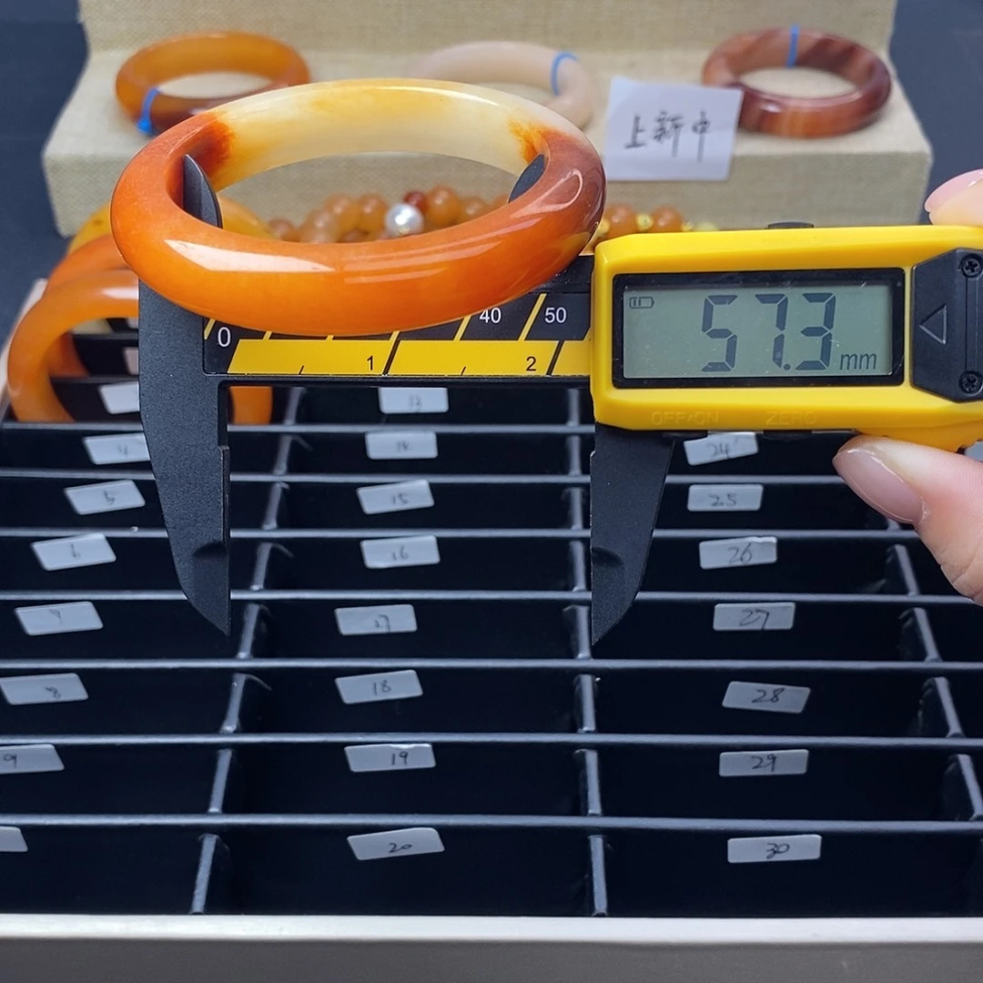 未镶嵌石英质玉（黄龙玉）手镯4号