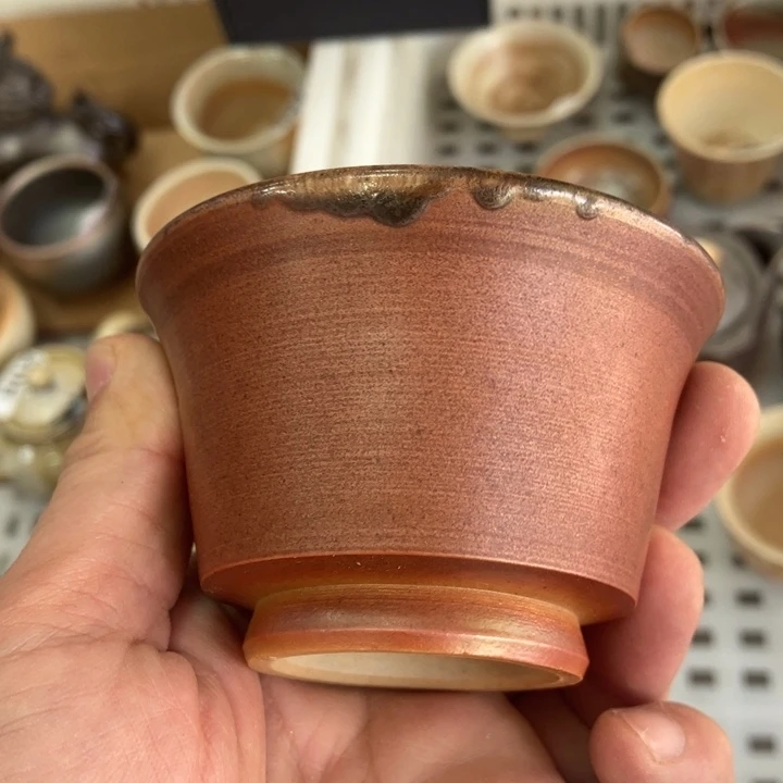 在家里面的人物就是