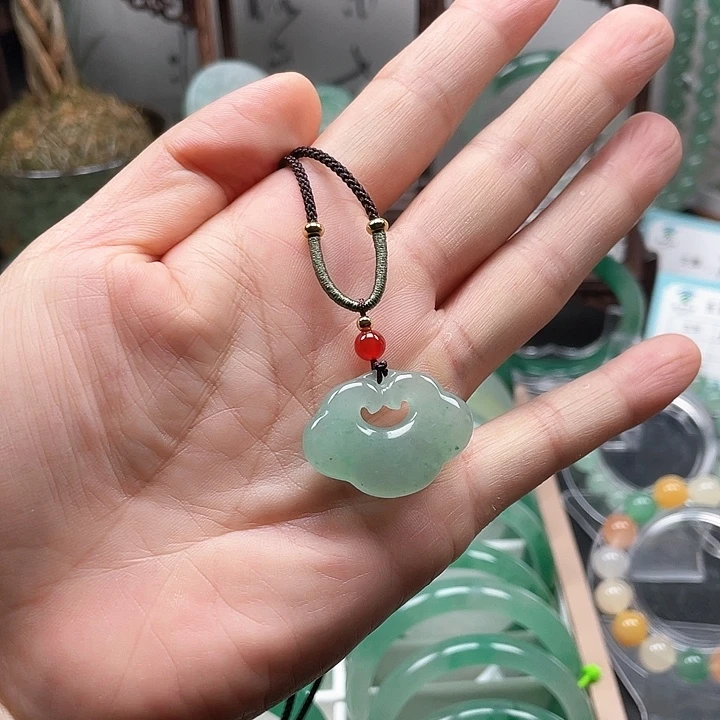颈饰未镶嵌石英质玉