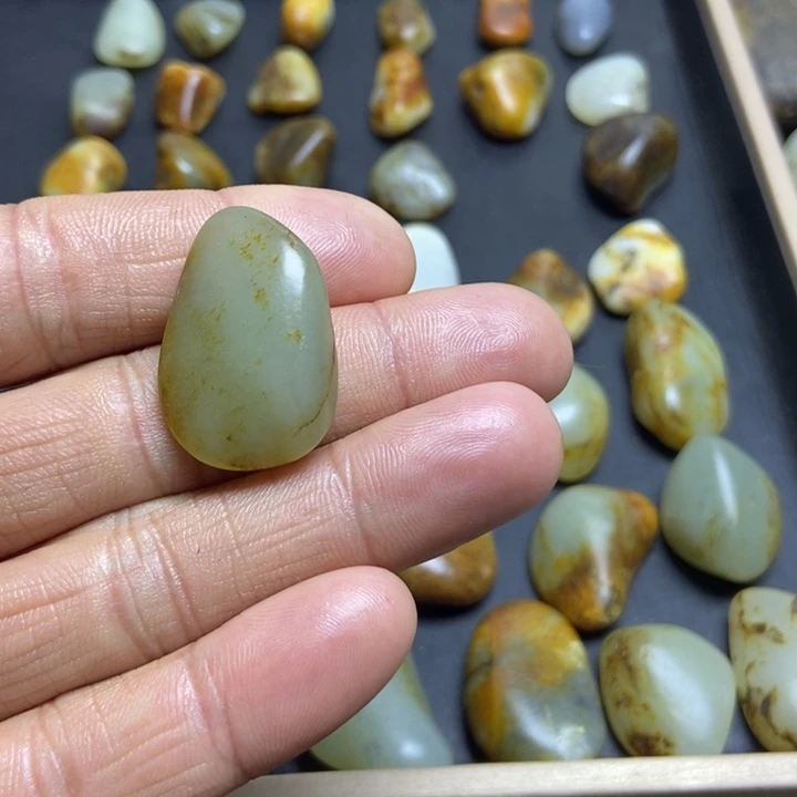 放***冯和田玉（糖玉）未镶嵌珠宝奇石