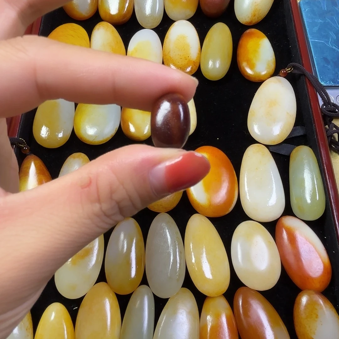改***己颈饰未镶嵌和田玉
