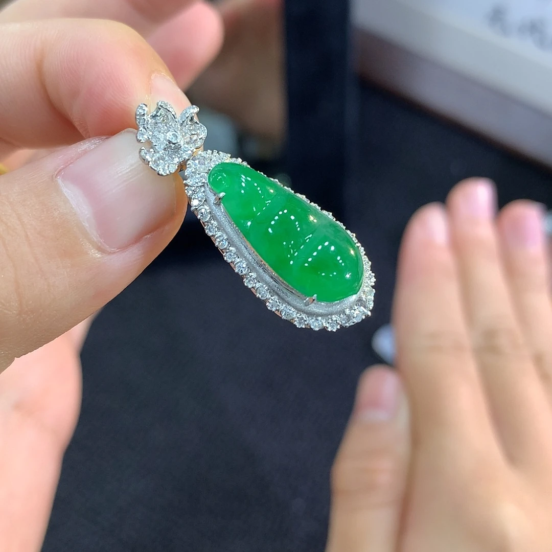 翡翠18K金镶嵌颈饰豆