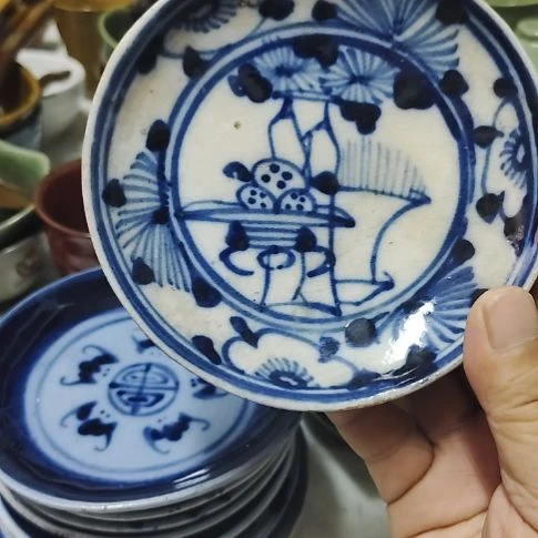 瓷片瓷片，各种摆件，均有瑕疵。沙锅！