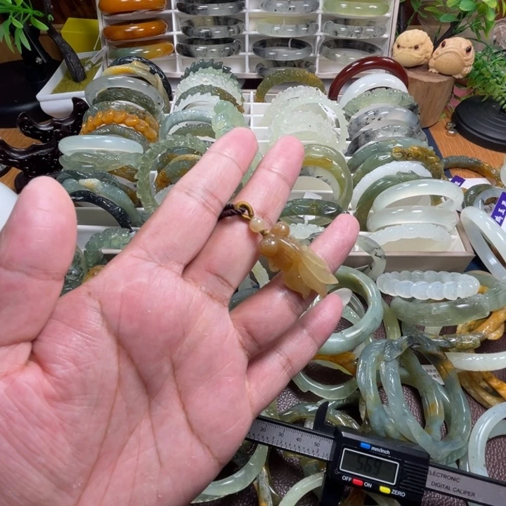 未镶嵌蛇纹石玉颈饰