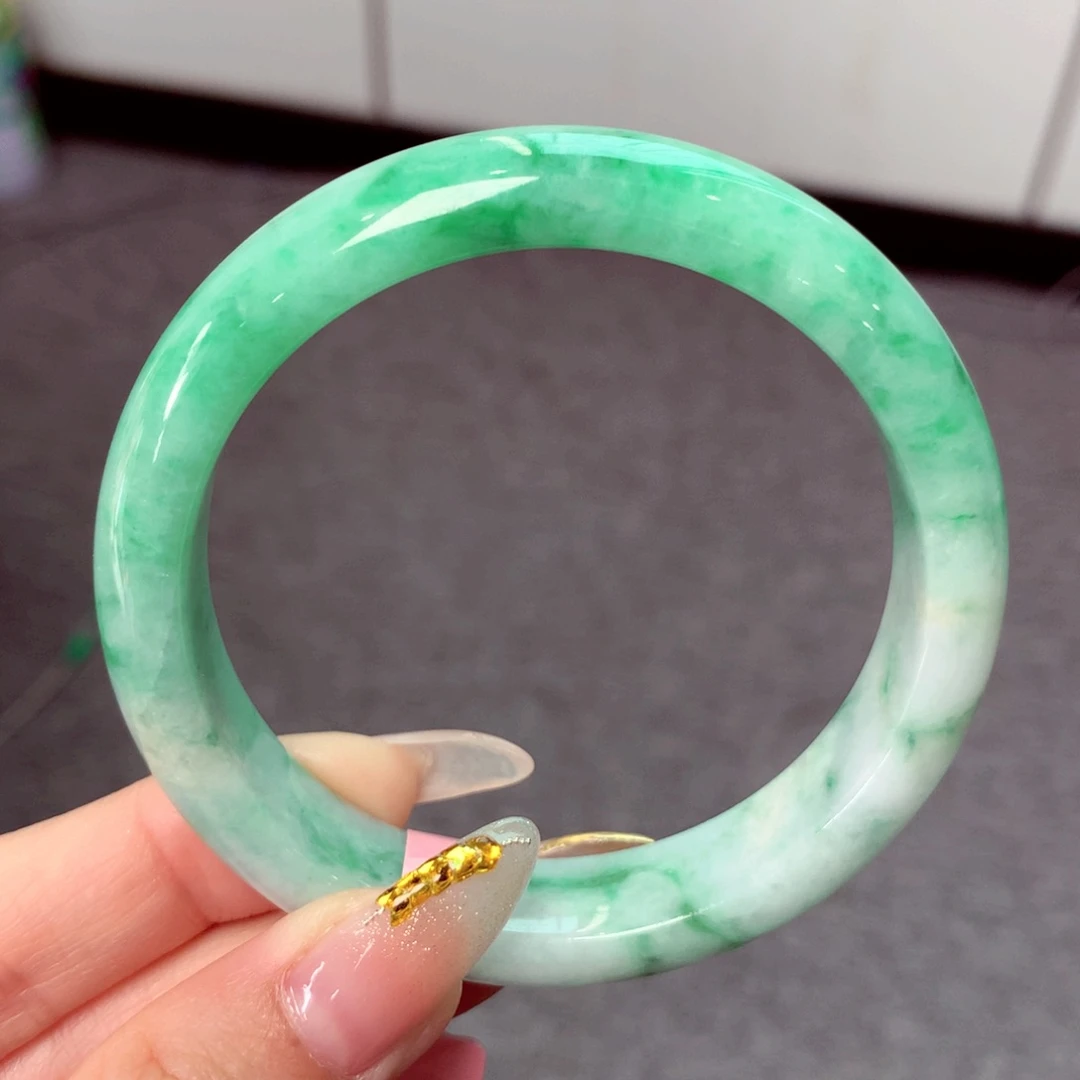 翡翠手镯未镶嵌翡翠