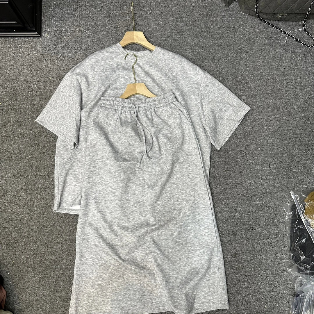 极简雅致休闲舒适T恤与半身裙搭配套装