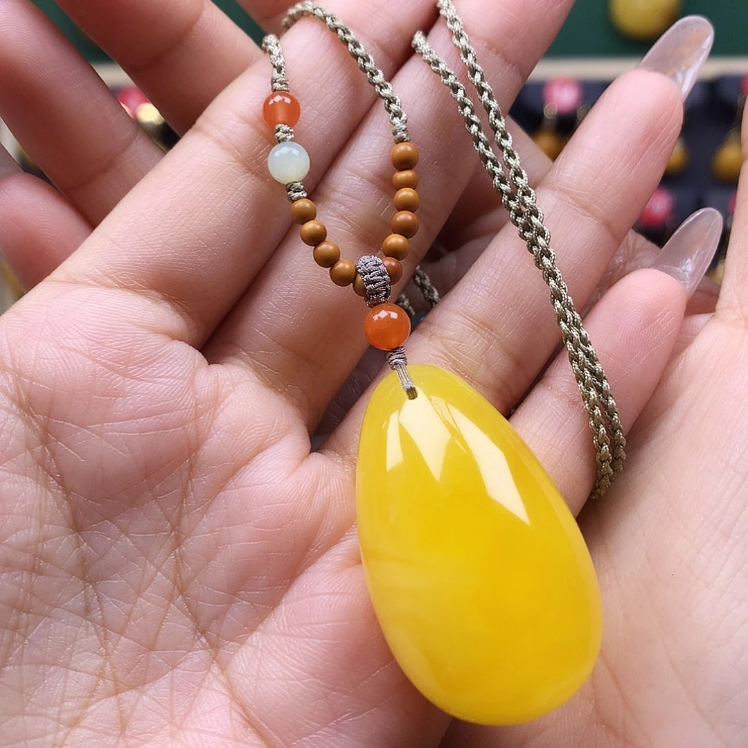 自***丽蜜蜡未镶嵌颈饰吊坠