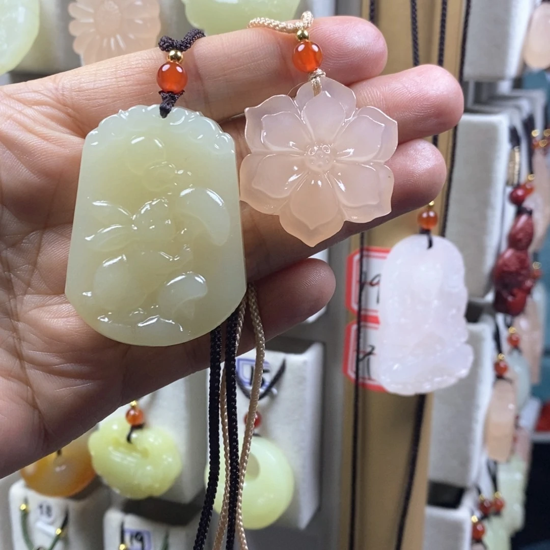 颈饰未镶嵌石英质玉（金丝玉）山****?