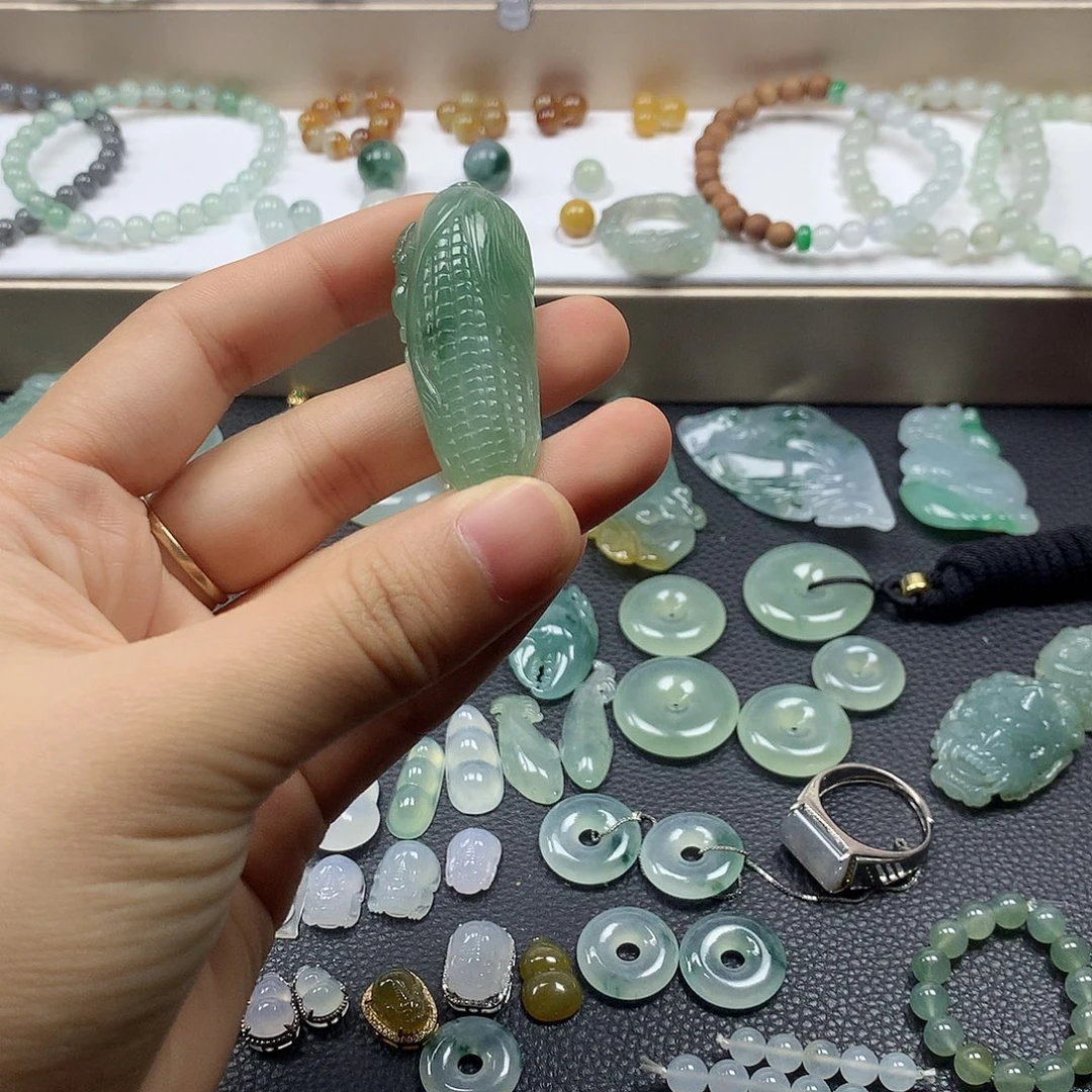 翡翠未镶嵌颈饰玉米