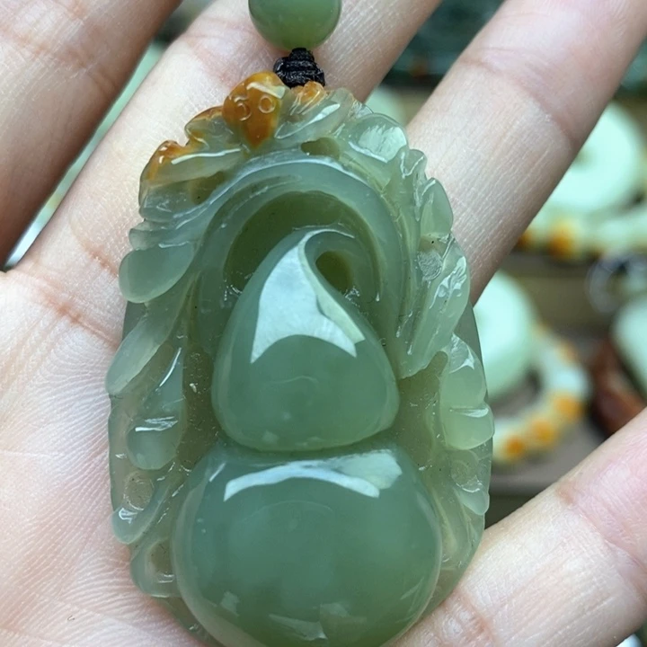 透闪石质玉未镶嵌颈饰