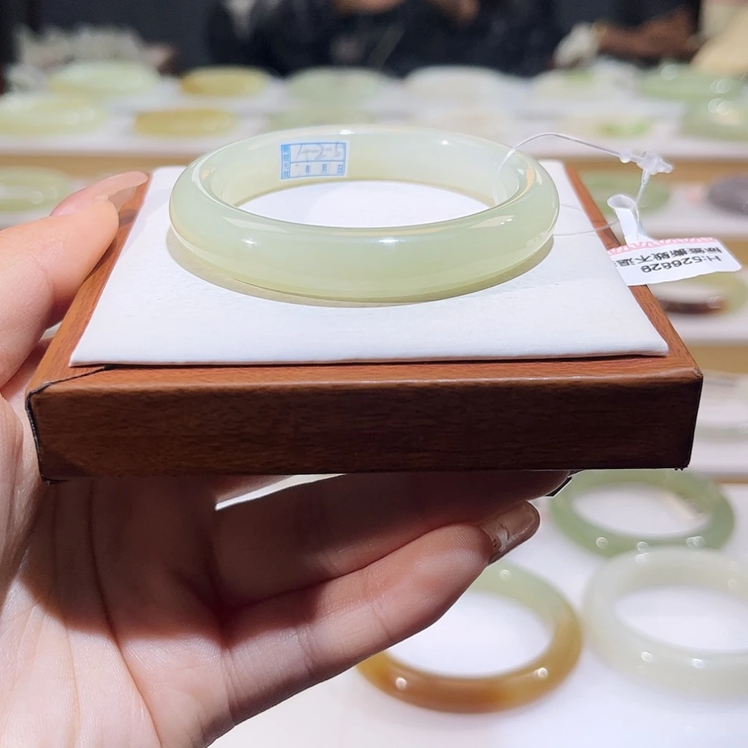 和田玉未镶嵌手镯冰绿晴