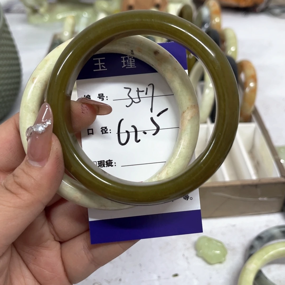 蛇纹石玉手镯未镶嵌