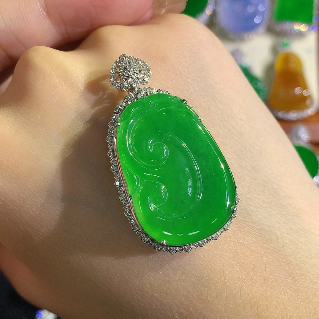 颈饰18K金镶嵌翡翠
