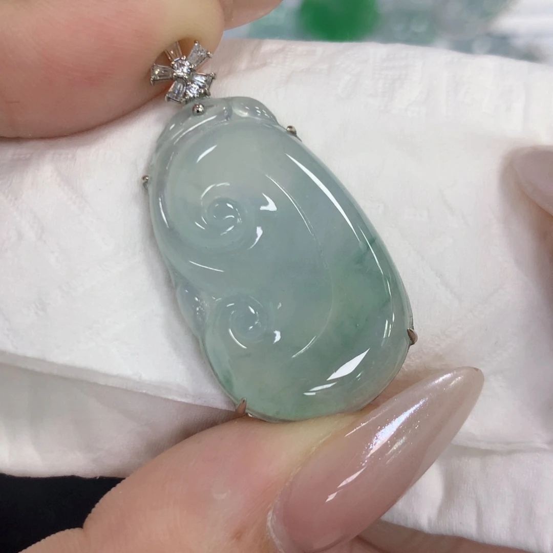 颈饰18K金镶嵌翡翠