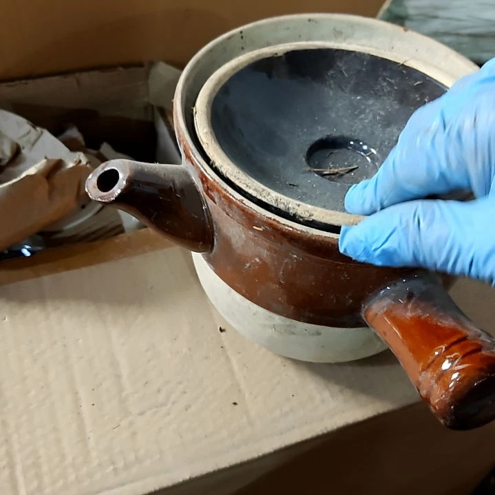 盘子碗茶壶啥都有