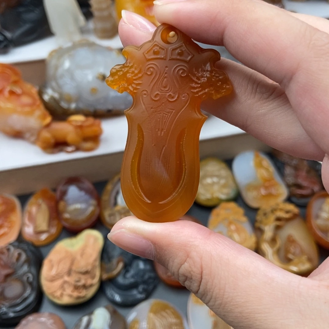 玛瑙/玉髓未镶嵌玛瑙巧色巧雕福袋