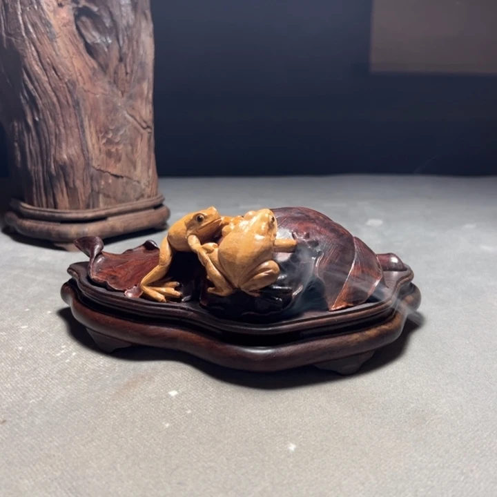 l***g檀香紫檀（小叶紫檀）叶上蛙趣摆件