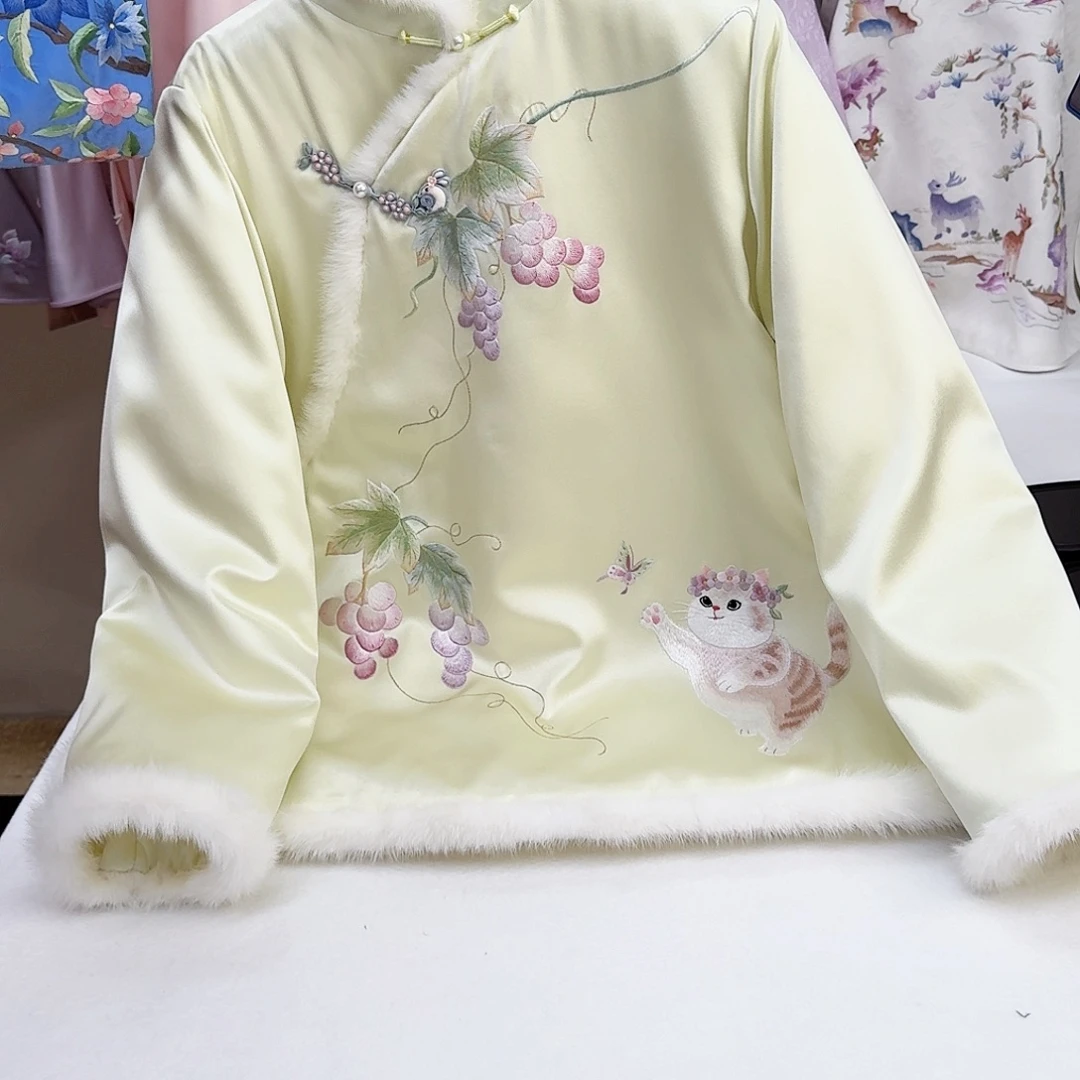 织绣真丝猫咪扑蝶棉服