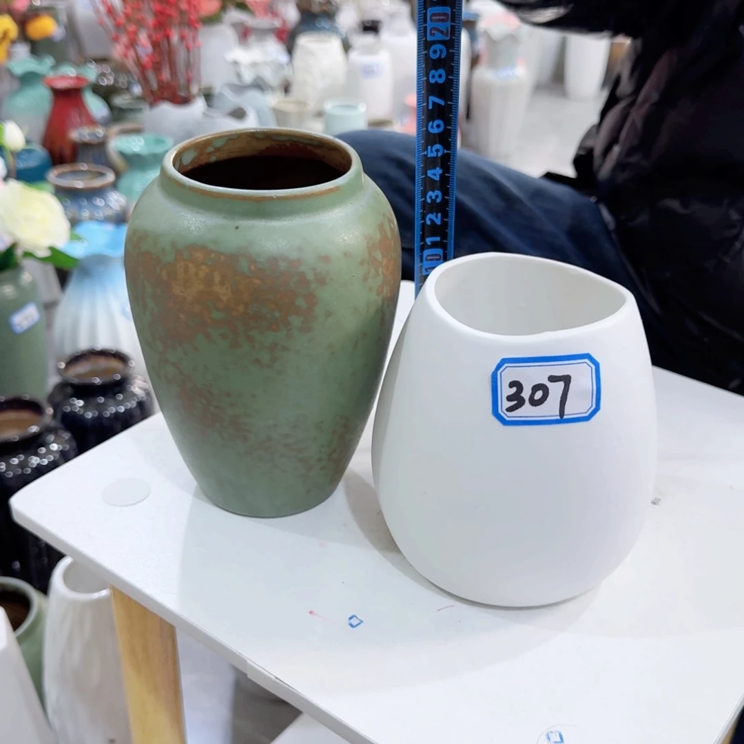 307号一对小花瓶高12厘米瑕疵