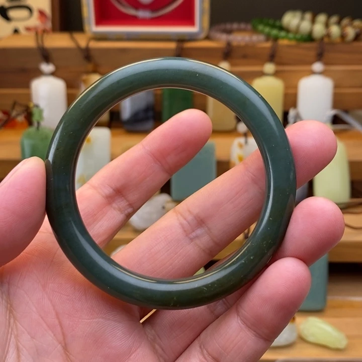 和田玉手镯未镶嵌?