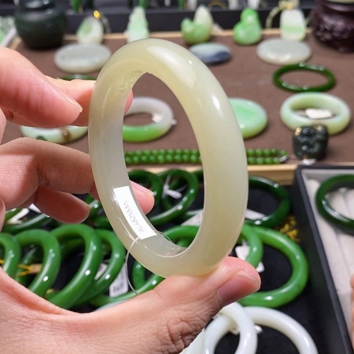 和田玉浅晴色手镯54.6圈口54.3克未镶嵌