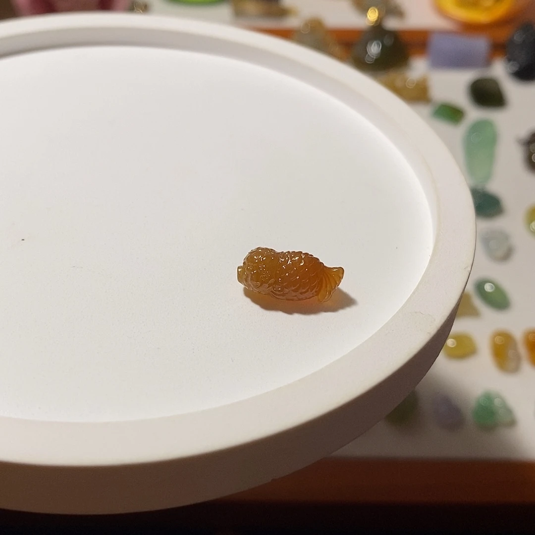 翡翠未镶嵌颈饰金鱼