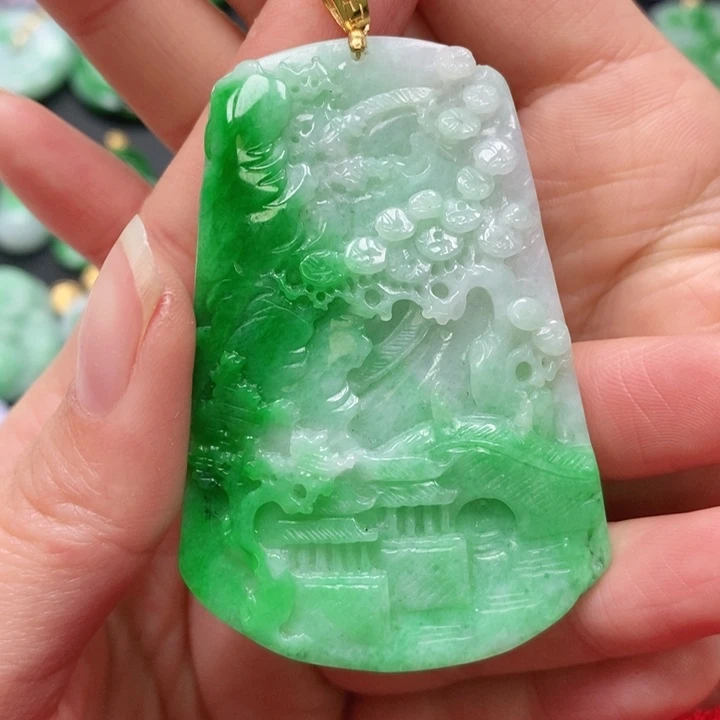 翡翠颈饰未镶嵌是****吖吊坠