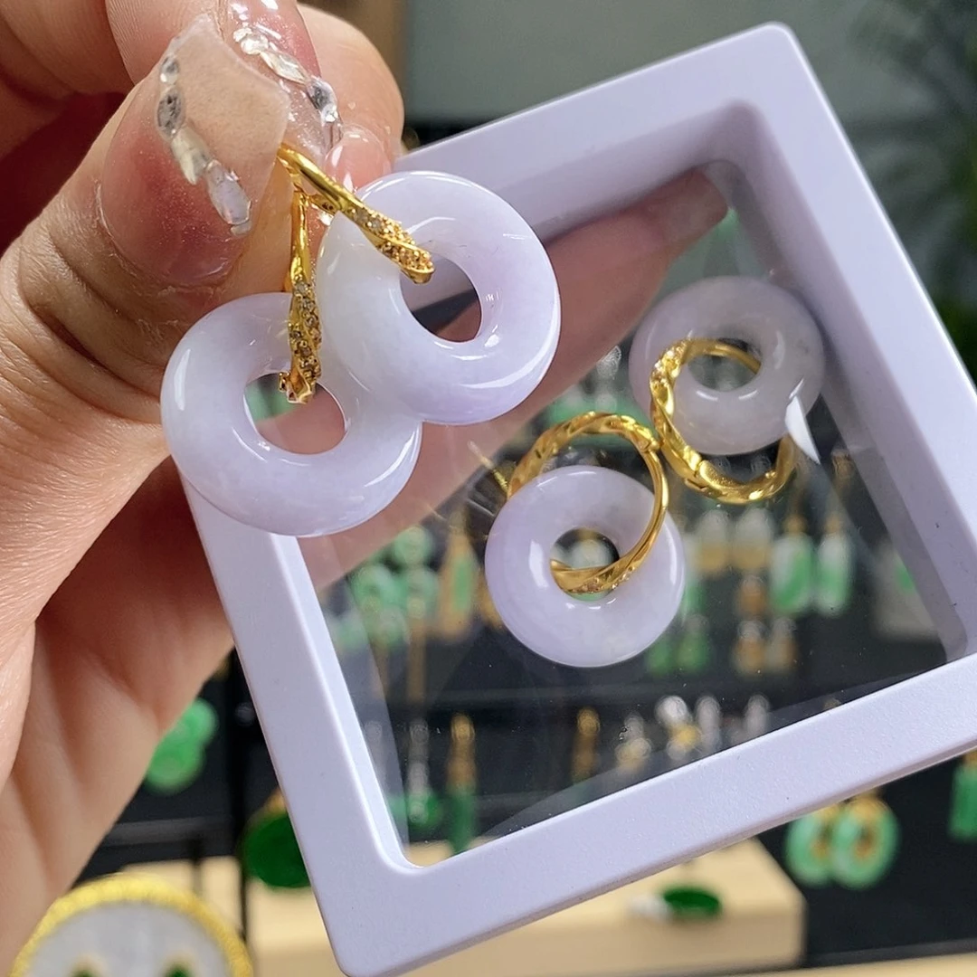 翡翠耳饰未镶嵌多样发其一