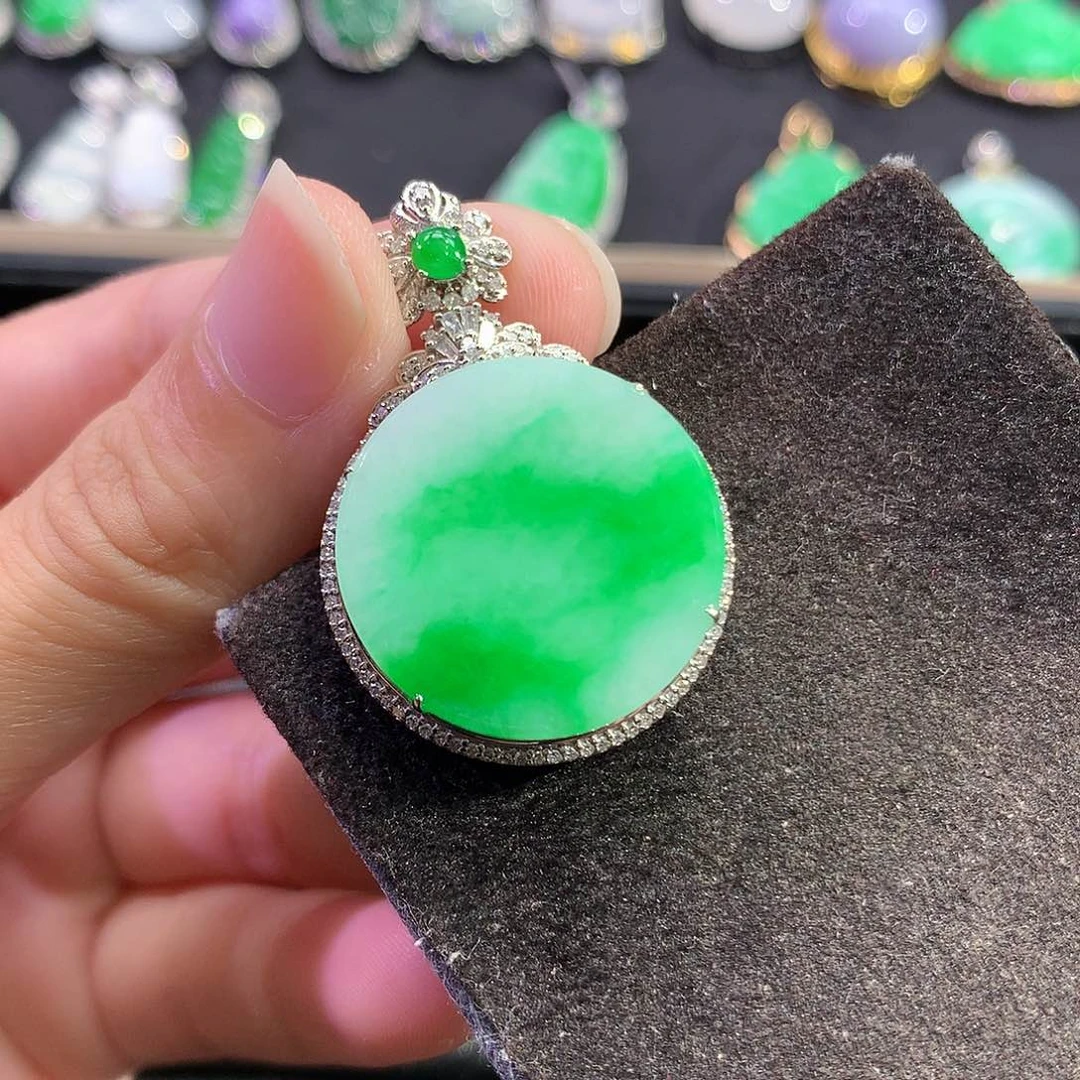 翡翠18K金镶嵌吊坠(赠链)