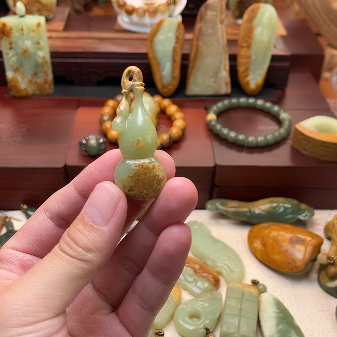 张****颈饰未镶嵌岫岩河磨玉（透闪石质玉）
