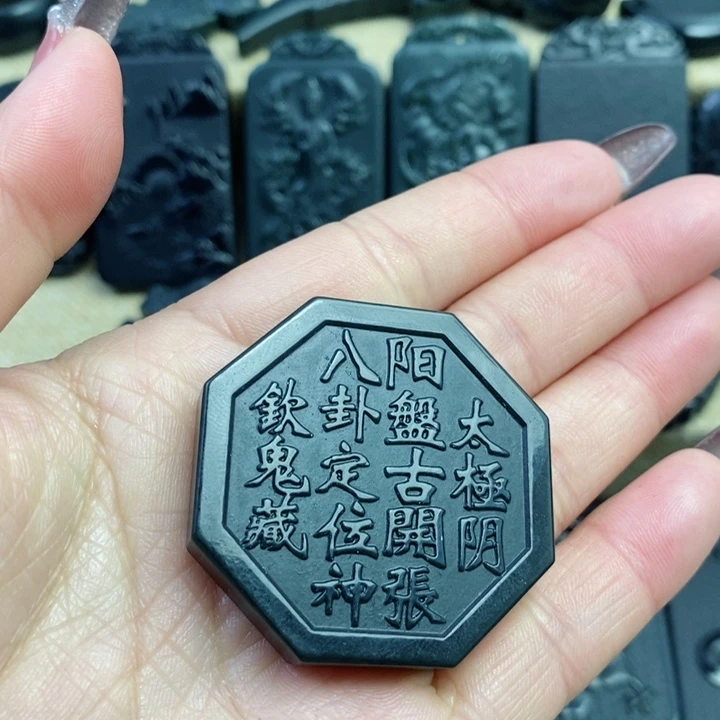 和田玉（青玉）颈饰未镶嵌双面雕刻