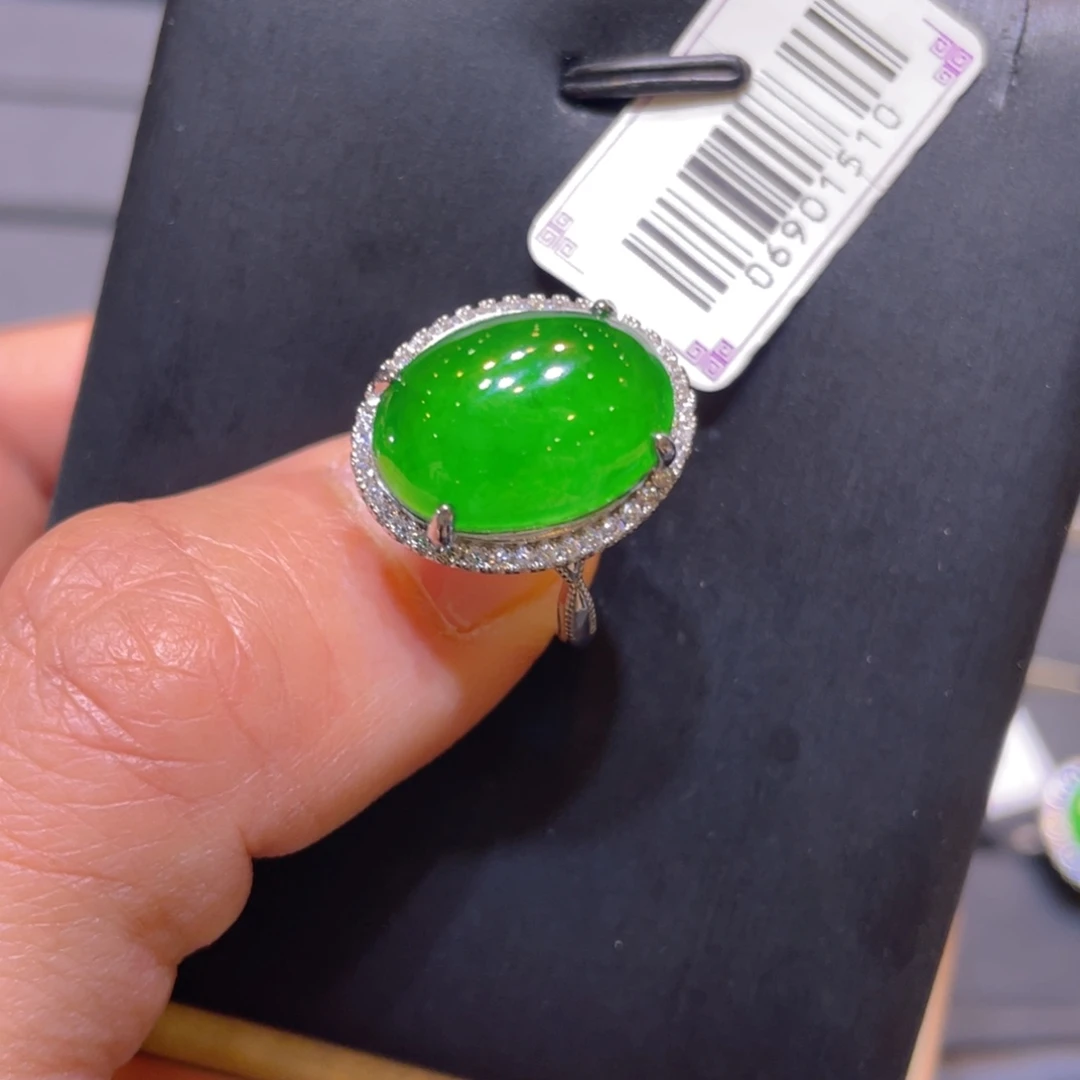 翡翠未镶嵌颈饰戒指