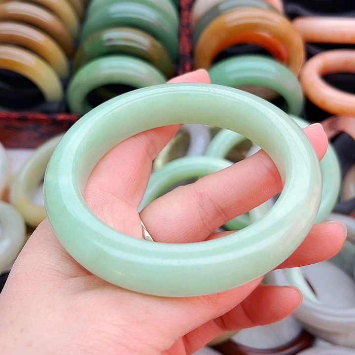 未镶嵌手镯（圆镯）石英质玉