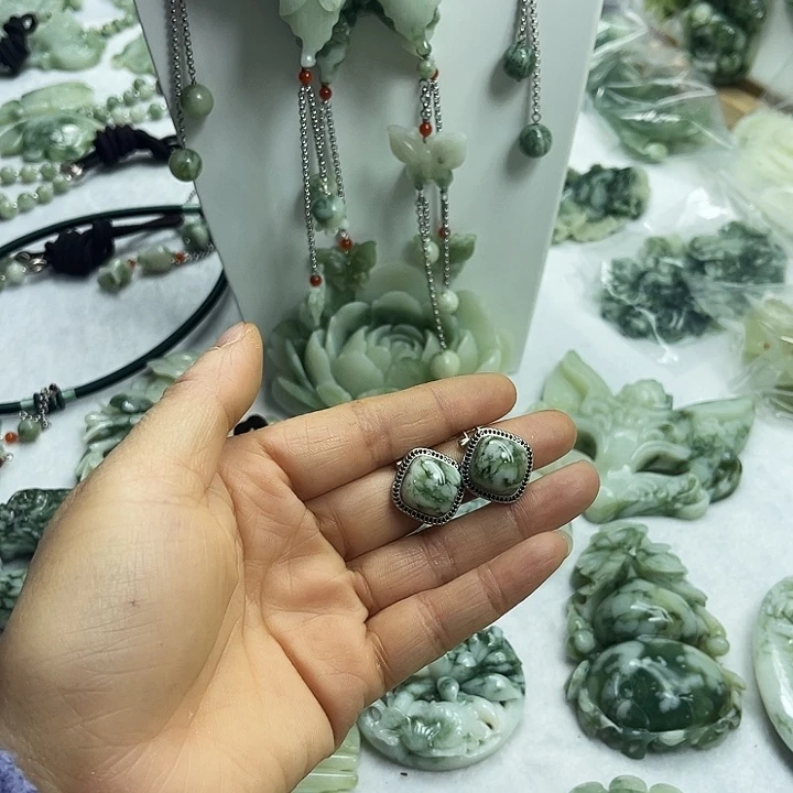 透闪石-蛇纹石玉未镶嵌颈饰