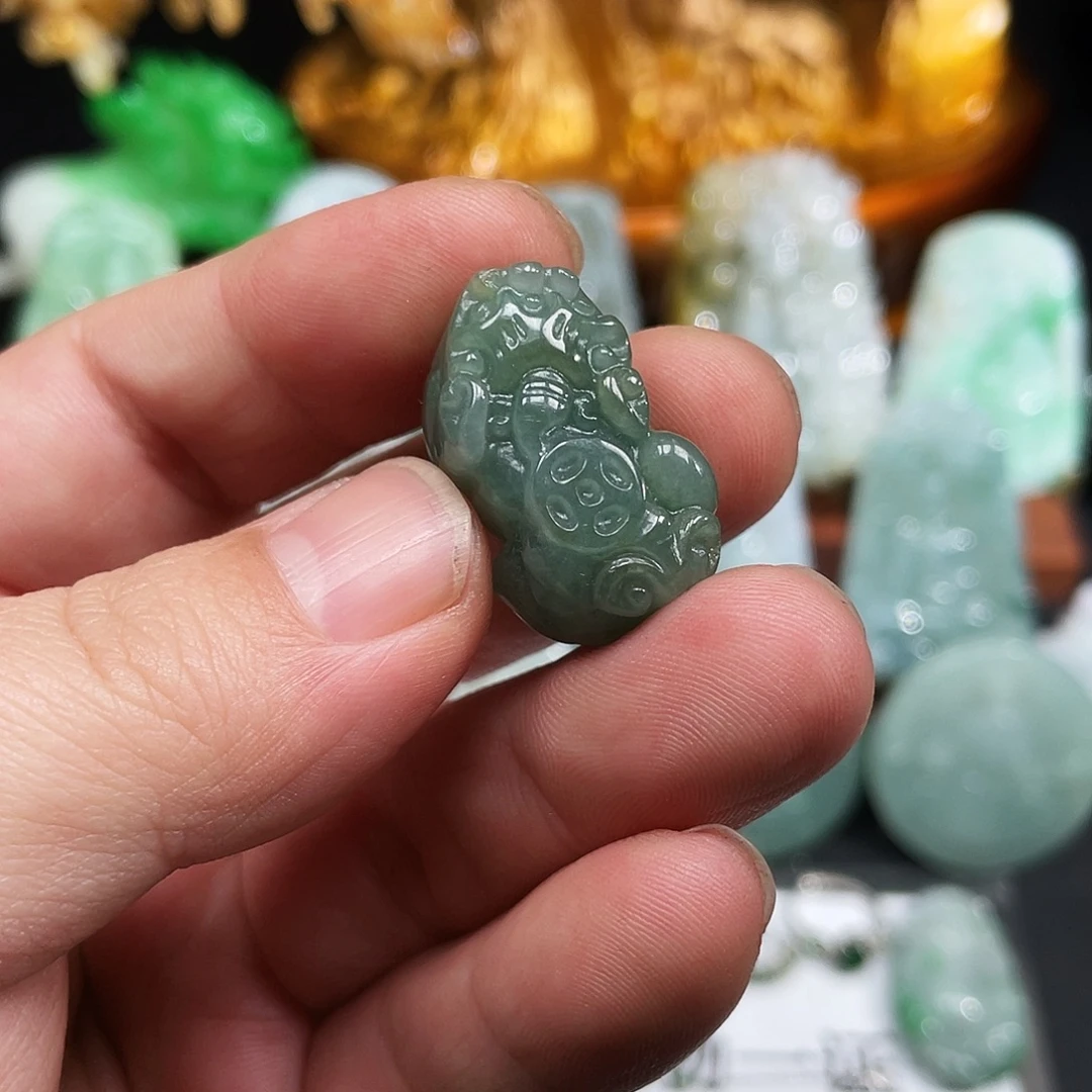 翡翠未镶嵌颈饰貔貅
