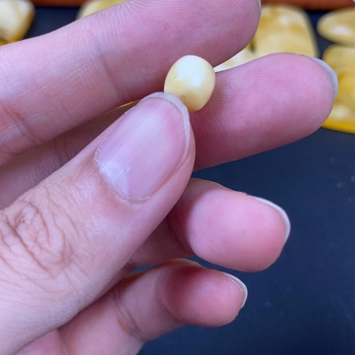未镶嵌琥珀裸石微瑕40