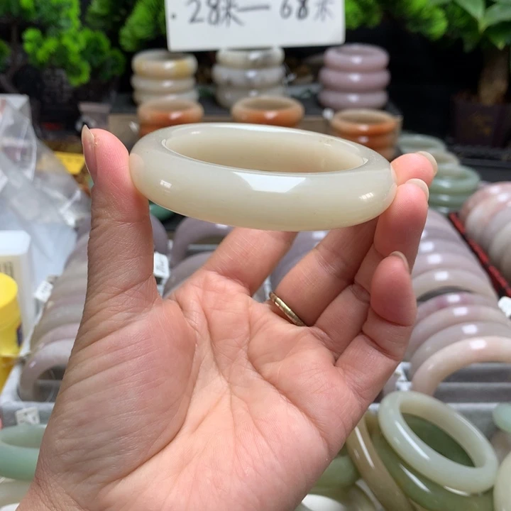 石英质玉（佘太翠）未镶嵌手镯56