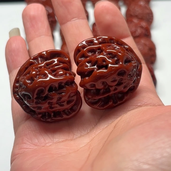 文玩核桃吊坠老三角白