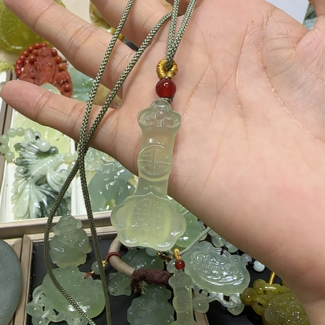 未镶嵌蛇纹石玉吊坠万**心